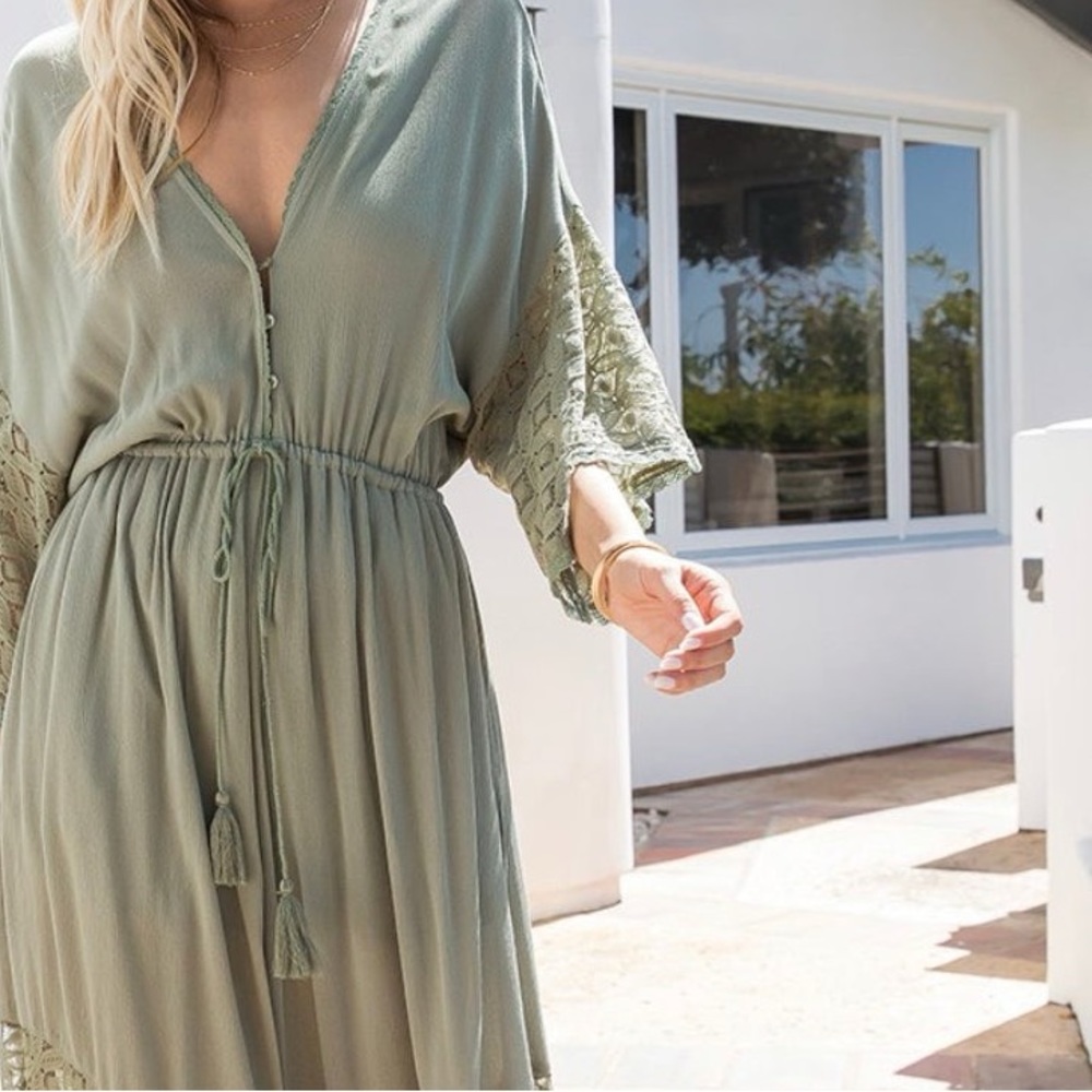 Chic Green Jumpsuit with Flowy Fit and V-Neckline - Picture 3 of 3